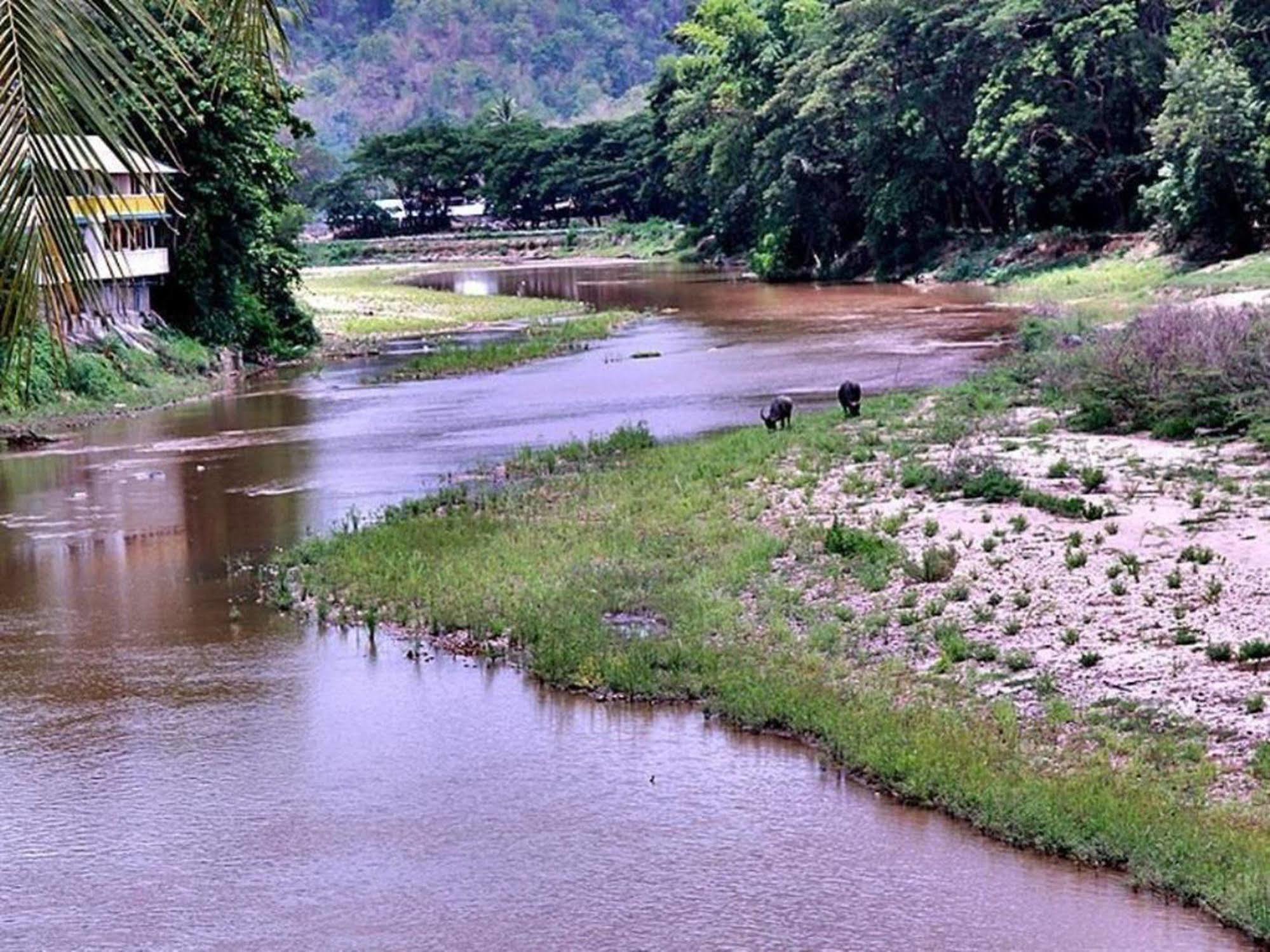 River Bank Resort Mae Sariang Buitenkant foto